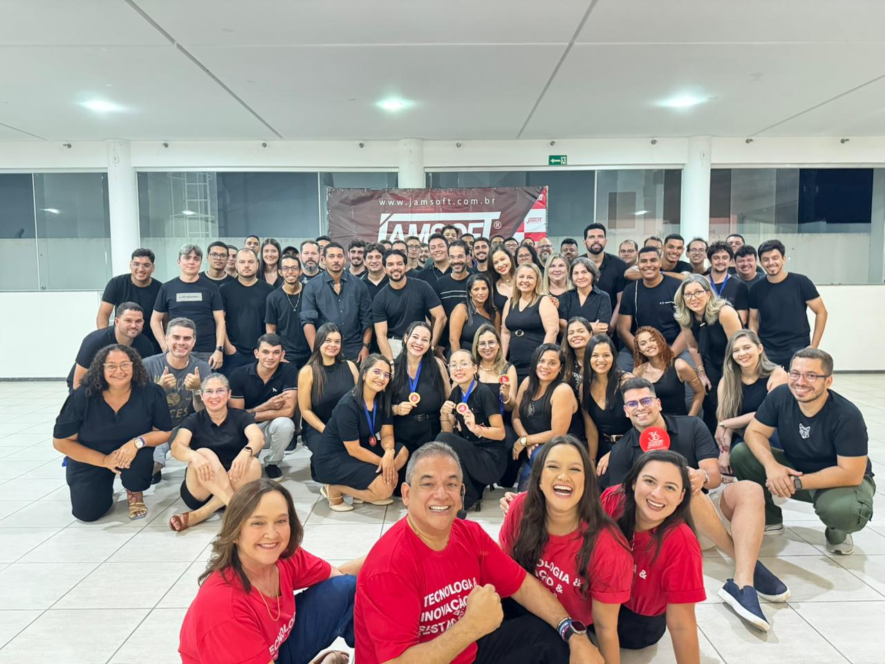Equipe JAMSOFT TECNOLOGIA reunida, mostrando toda a equipe de colaboradores