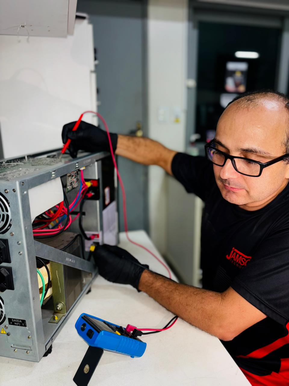 Técnico especializado da JAMSOFT realizando manutenção em equipamento de informática